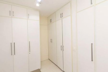 Apartamento à venda com 195m², 4 quartos e 3 vagasCabinets de armário brancos em uma sala de estar com iluminação adequada.