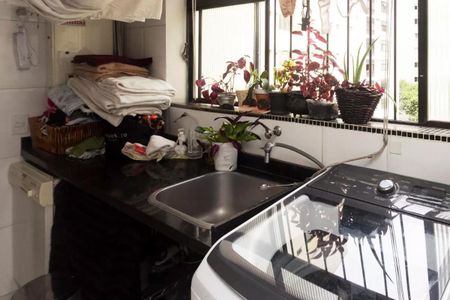 Apartamento à venda com 195m², 4 quartos e 3 vagasPiscina com lavanderia e varanda com vista para o prédio ao lado.