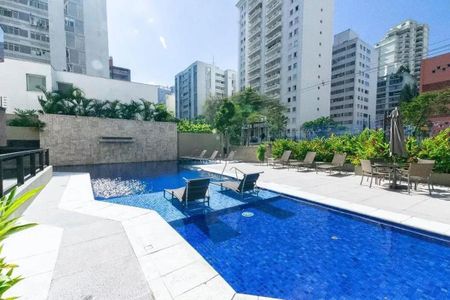 Apartamento à venda com 195m², 4 quartos e 3 vagasPiscina com decoração de pedras e plantas, com vista para edifícios altos.