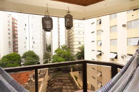 Apartamento à venda com 195m², 4 quartos e 3 vagasVaranda com vista para a cidade, com duas lâmpadas suspensas e uma rede de arame para descansar.