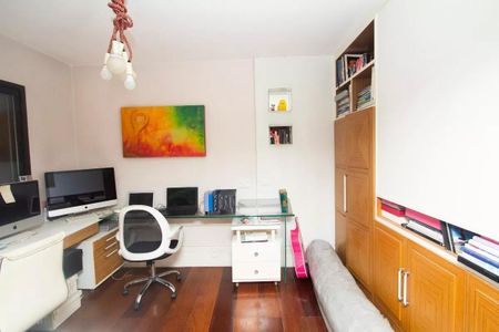 Apartamento à venda com 195m², 4 quartos e 3 vagasEscritório com computadores e móveis brancos, iluminação natural e pintura de arte.