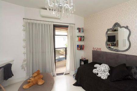 Quarto com cama de casal, espelho, chandelier e porta para varanda. de apartamento à venda com 4 quartos, 195m² em Jardim Paulista, São Paulo