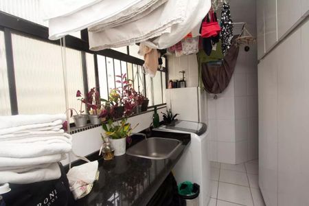 Apartamento à venda com 195m², 4 quartos e 3 vagasCozinha com pia, fogão e geladeira, com janela e iluminação natural, bem decorada.