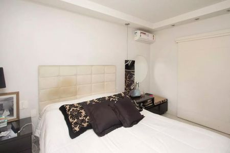 Apartamento à venda com 195m², 4 quartos e 3 vagasCama simples com cabeceira de couro e colchão branco, com duas almofadas pretas e uma almofada com desenho preto e branco.