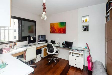 Apartamento à venda com 195m², 4 quartos e 3 vagasEscritório com dois computadores, uma mesa de vidro e um piano no fundo.