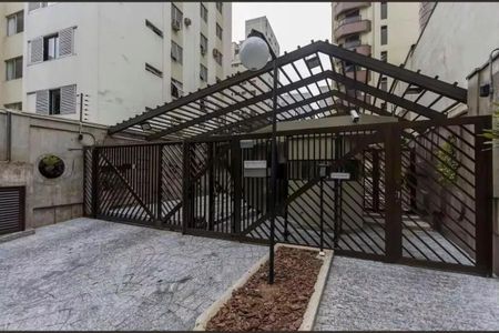 Apartamento à venda com 195m², 4 quartos e 3 vagasPátio com portão de entrada e cobertura de madeira, com vista para edifícios ao redor.