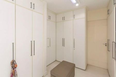 Apartamento à venda com 195m², 4 quartos e 3 vagasCabinets de armário brancos e iluminados, com uma porta de cor creme e um tapete de cor marrom.