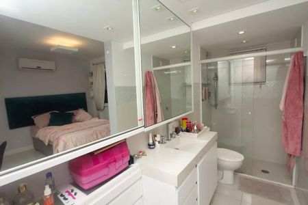 Apartamento à venda com 195m², 4 quartos e 3 vagasBanheiro feminino com decoração em tons de rosa e branco, com espelho grande e iluminação adequada.