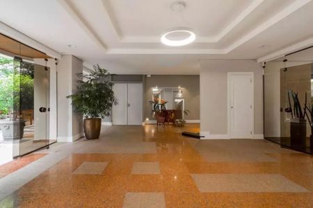 Apartamento à venda com 195m², 4 quartos e 3 vagasPiscina com decoração de jardim e arquitetura moderna.