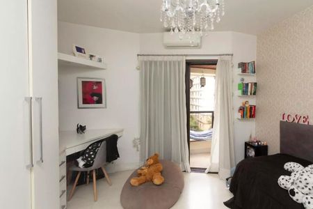 Apartamento à venda com 195m², 4 quartos e 3 vagasQuarto com cama, mesa e cadeira, com vista para a varanda e jardim.