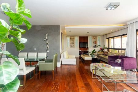 Sala de estar com móveis modernos e iluminação adequada, com vista para a varanda. de apartamento à venda com 4 quartos, 195m² em Jardim Paulista, São Paulo