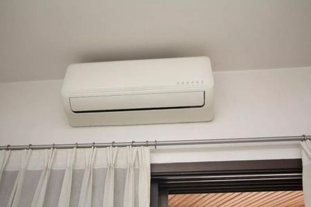 Apartamento à venda com 195m², 4 quartos e 3 vagasCama de sol com cortinas brancas e ar condicionado na parede acima.
