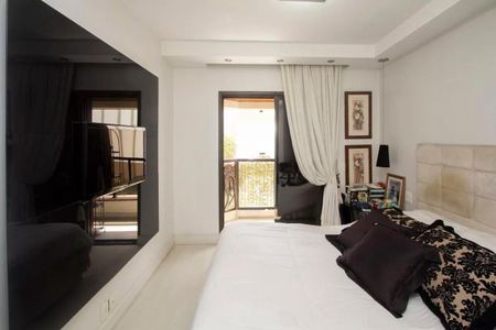 Apartamento à venda com 195m², 4 quartos e 3 vagasQuarto com cama de casal, TV e porta para varanda com vista para o mar.