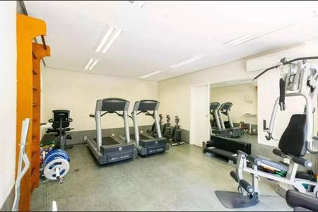 Apartamento à venda com 195m², 4 quartos e 3 vagasSala de academia com equipamentos de ginástica e duas esteiras, iluminada por luzes brancas e com piso de concreto.