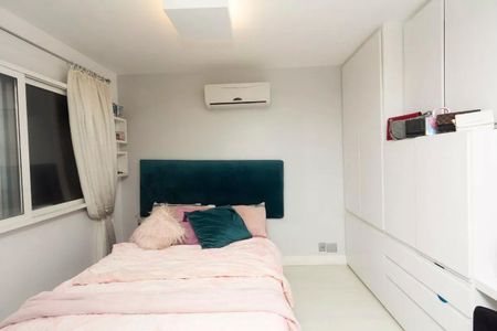 Apartamento à venda com 195m², 4 quartos e 3 vagasCama simples com colchão rosa e travesseiro branco, com cortina branca e ar condicionado na parede.