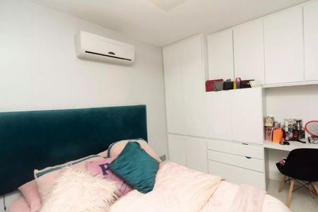 Apartamento à venda com 195m², 4 quartos e 3 vagasCama com cabeceira de veludo verde, cobertores e travesseiros coloridos, ar condicionado e armários brancos.