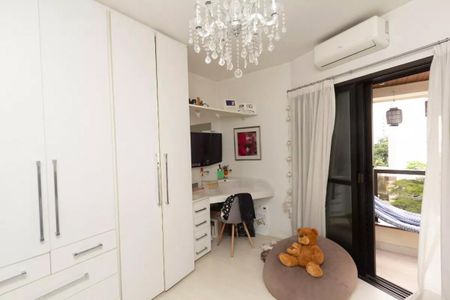 Quarto com mobília branca, chandelier e vista para a varanda. de apartamento à venda com 4 quartos, 195m² em Jardim Paulista, São Paulo
