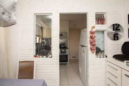 Apartamento à venda com 195m², 4 quartos e 3 vagasCozinha com geladeira, fogão e pia, com móveis brancos e azuis, e um chão de porcelanato.