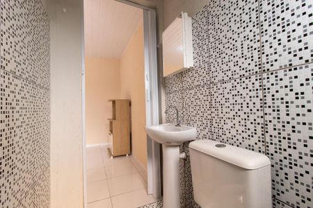 Banheiro de kitnet/studio para alugar com 1 quarto, 16m² em Centro, Curitiba