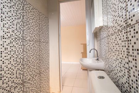 Banheiro de kitnet/studio para alugar com 1 quarto, 16m² em Centro, Curitiba