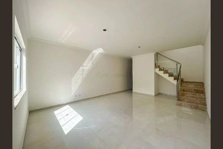 Casa à venda com 3 quartos, 100m² em Vila Romero, São Paulo