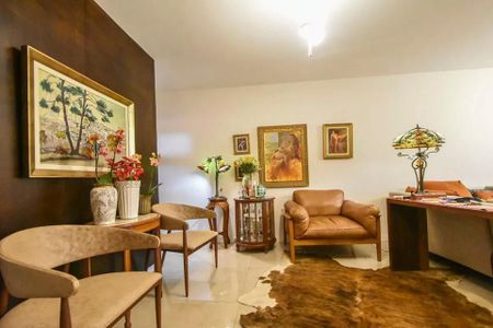 Pintura de um jardim com árvores e um rio, com um quadro de um leão na parede ao lado. de casa à venda com 4 quartos, 120m² em Vila Cordeiro, São Paulo