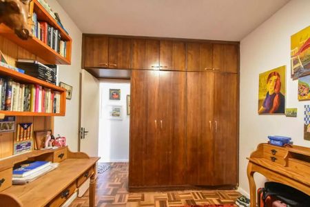 Cabinete de madeira com portas e prateleiras, com pinturas na parede e um tapete no chão. de casa à venda com 4 quartos, 120m² em Vila Cordeiro, São Paulo