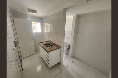 Apartamento à venda com 97m², 3 quartos e 3 vagas Apartamento à venda com 97m², 3 quartos e 3 vagasBanheiro com piso de porcelanato, pia e vaso sanitário de porcelana, iluminação adequada e acabamento em porcelanato.