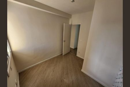 Apartamento à venda com 97m², 3 quartos e 3 vagas Apartamento à venda com 97m², 3 quartos e 3 vagasQuarto com piso de madeira, porta de vidro e iluminação natural.