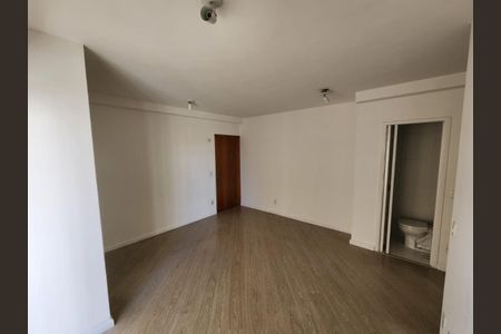 Apartamento à venda com 97m², 3 quartos e 3 vagas Apartamento à venda com 97m², 3 quartos e 3 vagasSala com piso de madeira, porta de madeira e iluminação adequada.