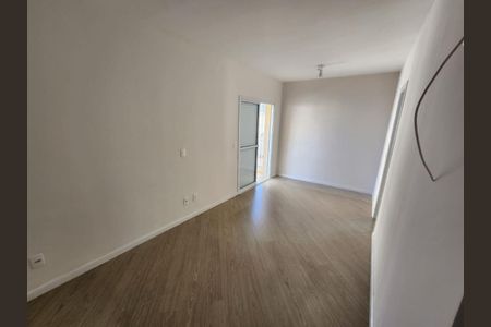 Apartamento à venda com 97m², 3 quartos e 3 vagas Apartamento à venda com 97m², 3 quartos e 3 vagasSala com piso de madeira e porta de vidro com persianas de alumínio.