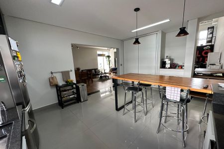 Casa à venda com 278m², 4 quartos e 6 vagas