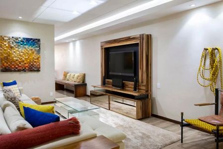 Sala de estar com sofá, TV e móveis de madeira, com decoração moderna e iluminação adequada. de casa à venda com 6 quartos, 280m² em Cerqueira César, São Paulo