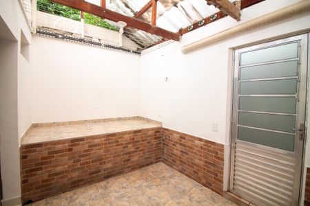 Casa para alugar com 74m², 2 quartos e sem vagaQuintal