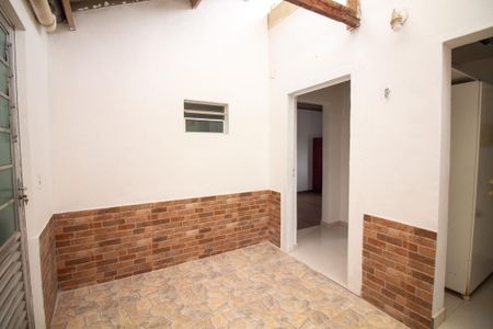 Casa para alugar com 74m², 2 quartos e sem vagaQuintal