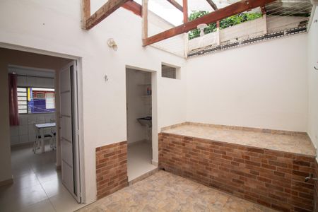 Casa para alugar com 74m², 2 quartos e sem vagaQuintal