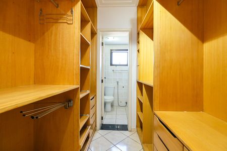 Apartamento à venda com 130m², 4 quartos e 4 vagasCloset da Suíte 1