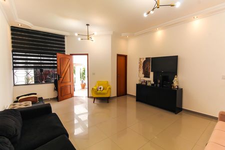 Casa à venda com 200m², 4 quartos e 2 vagas Casa à venda com 200m², 4 quartos e 2 vagasSala/Cozinha