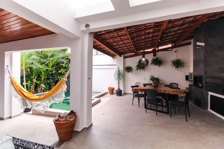 Casa à venda com 200m², 4 quartos e 2 vagas Casa à venda com 200m², 4 quartos e 2 vagasÁrea externa