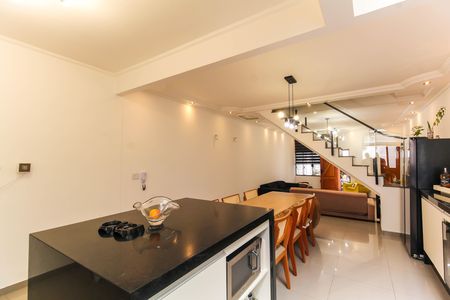 Casa à venda com 200m², 4 quartos e 2 vagas Casa à venda com 200m², 4 quartos e 2 vagasSala/Cozinha