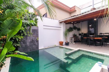 Casa à venda com 200m², 4 quartos e 2 vagas Casa à venda com 200m², 4 quartos e 2 vagasPiscina