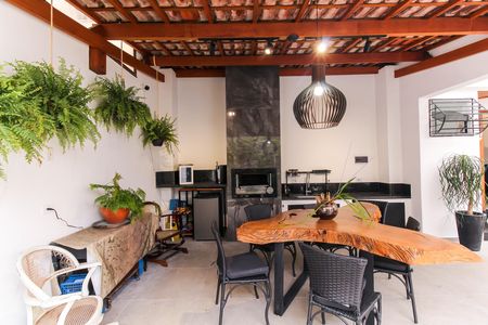 Casa à venda com 200m², 4 quartos e 2 vagas Casa à venda com 200m², 4 quartos e 2 vagasChurrasqueira