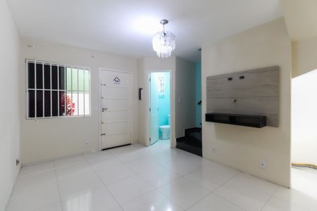 Sala de casa de condomínio para alugar com 2 quartos, 56m² em Vila Carmosina, São Paulo