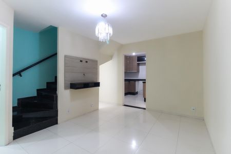 Sala de casa de condomínio para alugar com 2 quartos, 56m² em Vila Carmosina, São Paulo