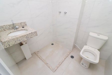 Banheiro de kitnet/studio para alugar com 1 quarto, 28m² em Cidade Antônio Estêvão de Carvalho, São Paulo