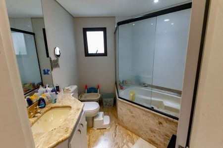 Apartamento à venda com 285m², 4 quartos e 4 vagasBanheiro da Suíte 2