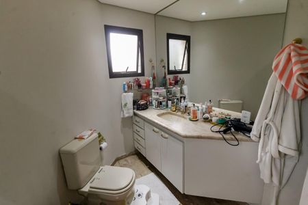 Apartamento à venda com 285m², 4 quartos e 4 vagasBanheiro da Suíte 1