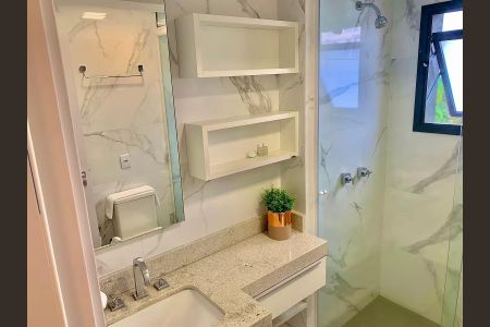 Banheiro de apartamento à venda com 1 quarto, 31m² em Petrópolis, Porto Alegre