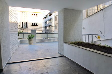 Apartamento à venda com 120m², 4 quartos e 2 vagas Apartamento à venda com 120m², 4 quartos e 2 vagasÁrea Comum - Pilotis