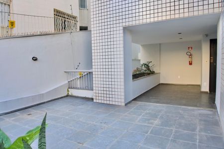 Apartamento à venda com 120m², 4 quartos e 2 vagas Apartamento à venda com 120m², 4 quartos e 2 vagasÁrea Comum - Pilotis